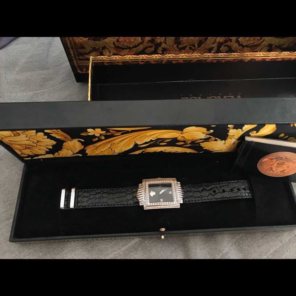 Versace - Picture 4 of 8